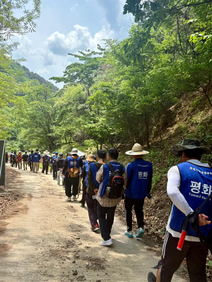 DMZ 생명평화 순례단이 분단의 상처가 깃든 비무장지대를 걷고 있다. 사진 한국기독교장로회