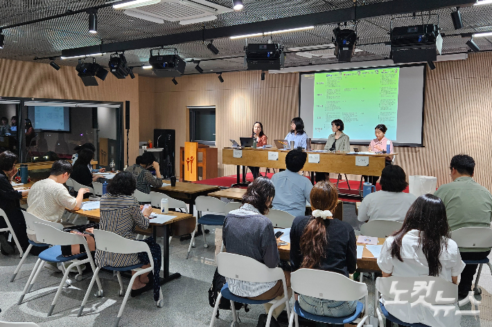 26일 서울 종로구 향린교회에서 진행된 평화교회연구소 정치대화모임, '정치(定治)에서 정치(正治)로, 대선후보 공약보기'