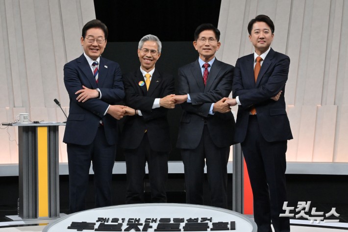 더불어민주당 이재명(왼쪽부터), 민주노동당 권영국, 국민의힘 김문수, 개혁신당 이준석 대선 후보가 27일 서울 마포구 상암동 MBC 스튜디오에서 진행된 정치 분야 TV토론회에 앞서 포즈를 취하고 있다.