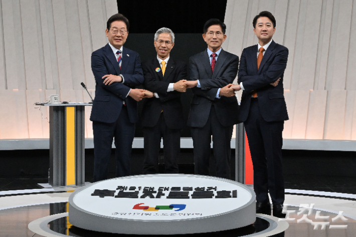 더불어민주당 이재명(왼쪽부터), 민주노동당 권영국, 국민의힘 김문수, 개혁신당 이준석 대선 후보가 27일 서울 마포구 상암동 MBC 스튜디오에서 진행된 정치 분야 TV토론회에 앞서 포즈를 취하고 있다. 국회사진기자단