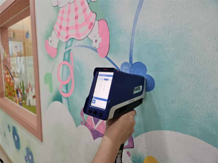 어린이 활동 시설에 대한 환경안전진단 장면. 강원도 제공 