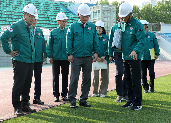 여중협 강원도 행정부지사(가운데)가 원주 체육시설을 찾아 현장안전점검을 실시했다. 강원도 제공 