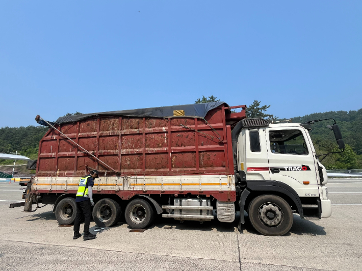 과적 차량 단속. 경남도청 제공 