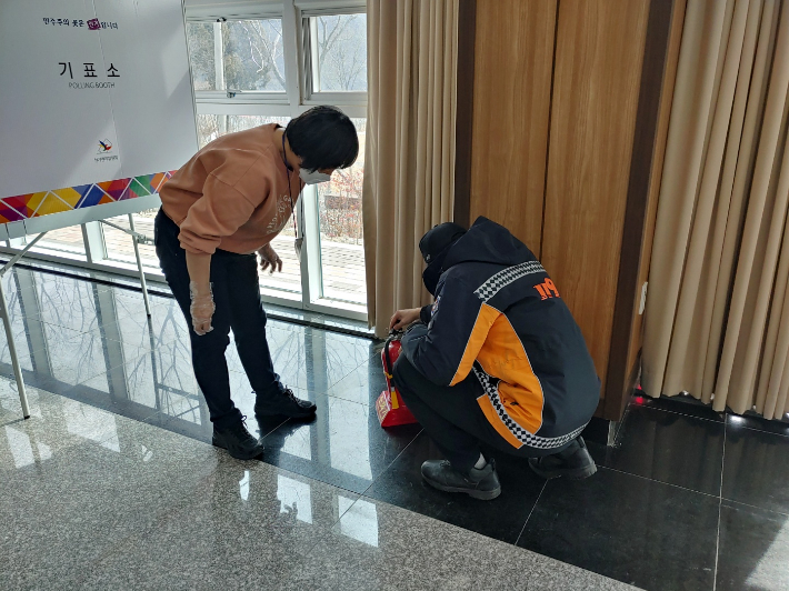 투표소 소방 점검. 경남도청 제공 