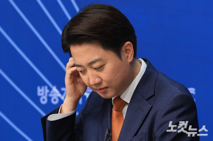 "대국민 언어 성폭력"…'여성신체 발언 논란' 이준석, 줄고발 당해