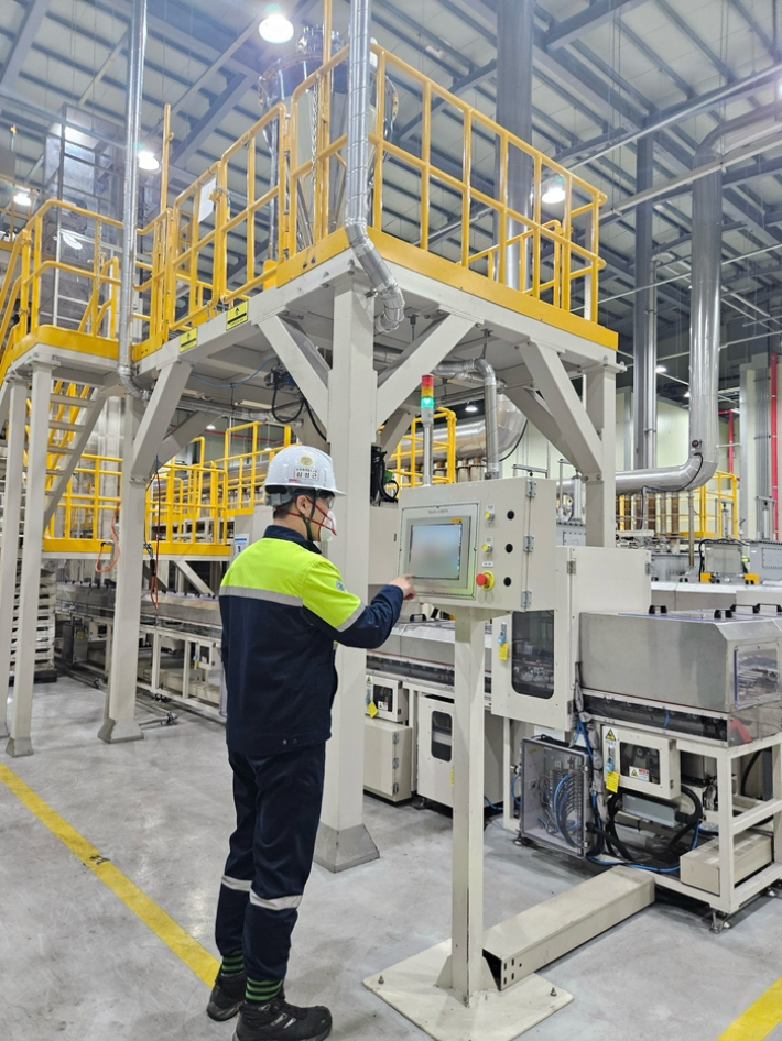 포스코퓨처엠 세종 기술연구소 파일럿 플랜트에서 LMR 양극재 제품 생산 테스트를 진행하고 있다. 포스코퓨처엠 제공