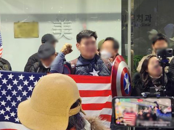 중국대사관 난입, 尹 지지 '캡틴 아메리카' 1심서 징역 1년 6개월