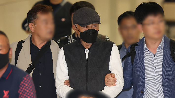 뉴질랜드에 머물던 허재호 전 대주그룹 회장이 지난 27일 인천국제공항 2터미널을 통해 국내로 송환되고 있다. 연합뉴스