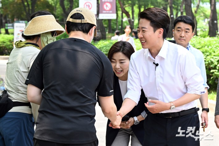 이준석 개혁신당 대선 후보가 28일 서울 여의도 여의도공원에서 시민들과 인사를 하고 있다.