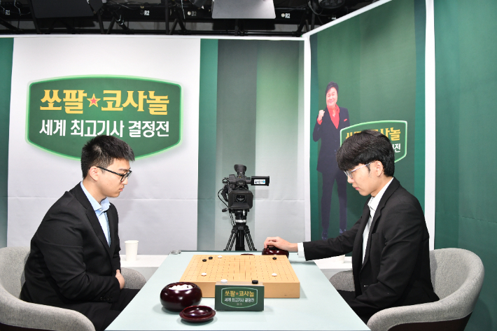 지난 3월 29일 열린 '세계최고기사 결정전'에서 대국 중인 신진서 9단(사진 오른쪽)과 중국 투샤오위 9단. 한국기원 제공
