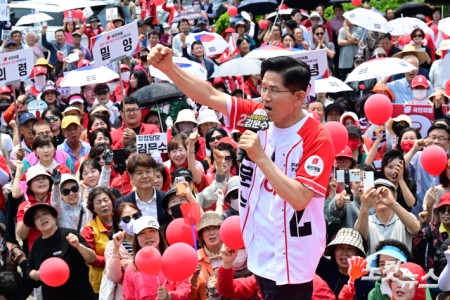 김문수 국민의힘 대통령선거 후보가 28일 오전 경남 김해시 수로왕릉공원에서 열린 유세에서 지지자들에게 연설하고 있다.
