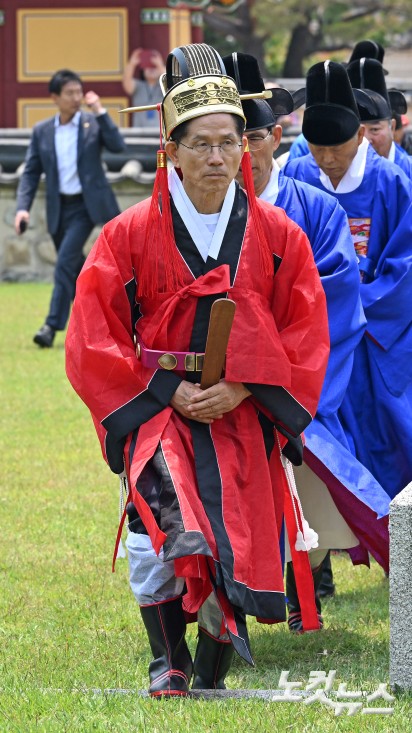 김문수 국민의힘 대통령 후보가 28일 경남 김해시 김수로왕릉공원에서 열린 유세에 앞서 수로왕릉을 찾아 관복을 입고 헌화례를 하고 있다.