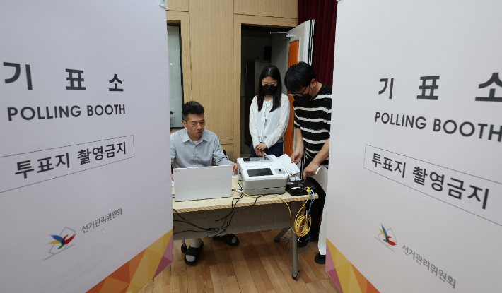 제21대 대통령 선거를 보름 앞둔 19일 경기도 수원시 팔달구 우만1동행정복지센터에서 관계자들이 사전투표 전산장비 모의시험을 하고 있다. 사전 투표는 이번 달 29~30일 이틀 동안 실시된다. 연합뉴스