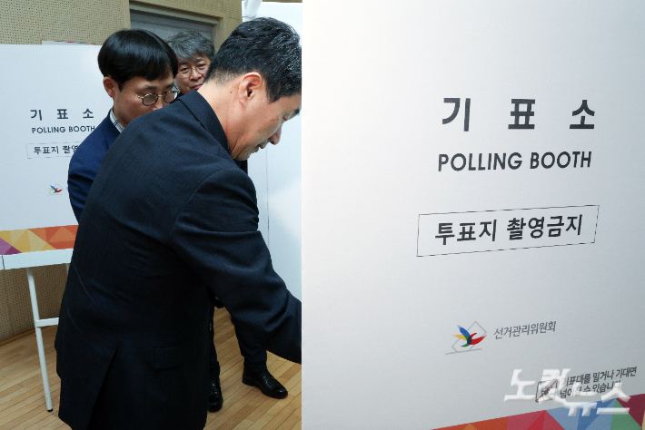 사전투표소 현장 점검하는 이주호 대통령 권한대행 부총리 겸 교육부 장관. 연합뉴스