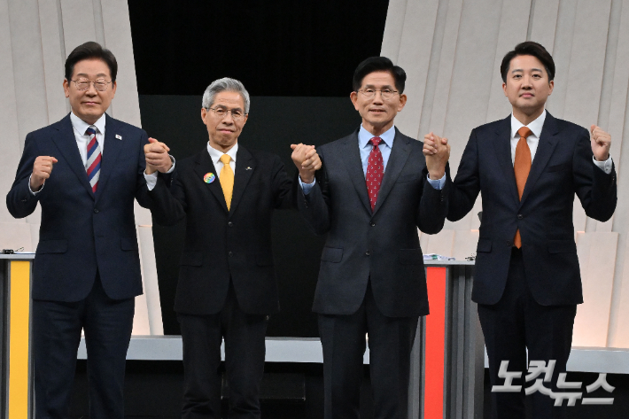 더불어민주당 이재명(왼쪽부터), 민주노동당 권영국, 국민의힘 김문수, 개혁신당 이준석 대선 후보가 27일 서울 마포구 상암동 MBC 스튜디오에서 진행된 정치 분야 TV토론회에 앞서 포즈를 취하고 있다. 국회사진기자단