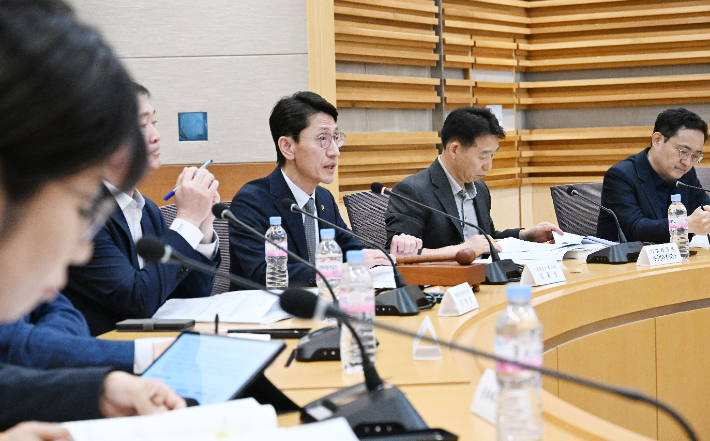 김윤상(가운데) 기획재정부 2차관이 28일 서울 서초구 서울지방조달청에서 열린 '제2차 보조금관리위원회'를 주재, 모두발언을 하고 있다. 기획재정부 제공