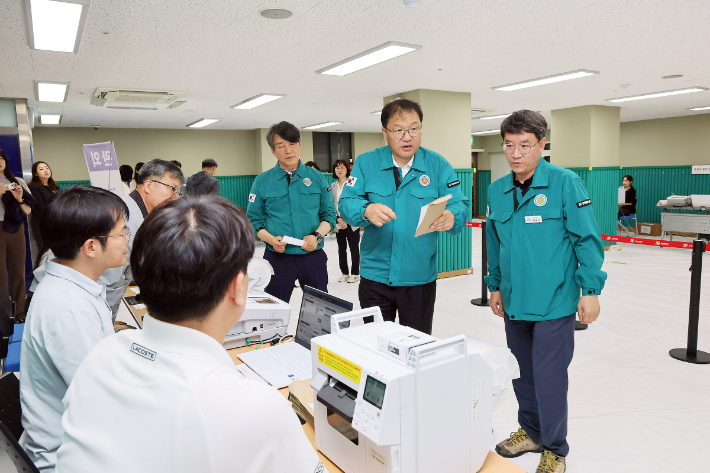 장금용 창원특례시장 권한대행이 28일 의창구 명곡동 행정복지센터에 설치된 사전투표소에서 모의시험에 직접 참여해 투표 과정을 확인했다. 창원시 제공 