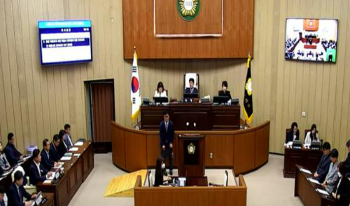 28일 의왕시의회 임시회 본회의 모습. 유튜브 채널 '의왕시의회' 생중계 화면 캡처