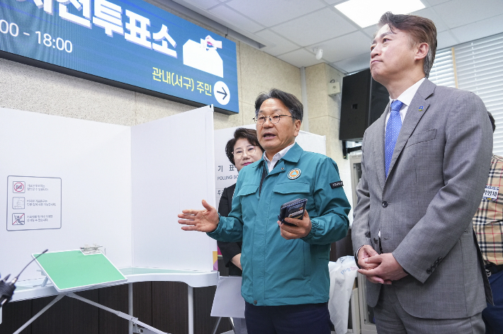 강기정 광주광역시장은 28일 서구 동천동행정복지센터를 찾아 투표소 설치상황과 접근성 확보 등을 집중 점검했다. 이날 현장점검에는 김이강 서구청장도 함께 했다. 광주시 제공