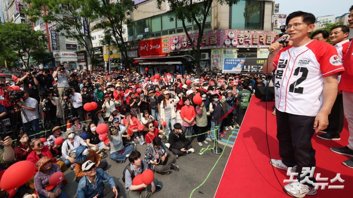 김문수 국민의힘 대선 후보가 28일 경남 양산시 이마트 양산점 앞에서 유세를 하고 있다. 2025.5.28
