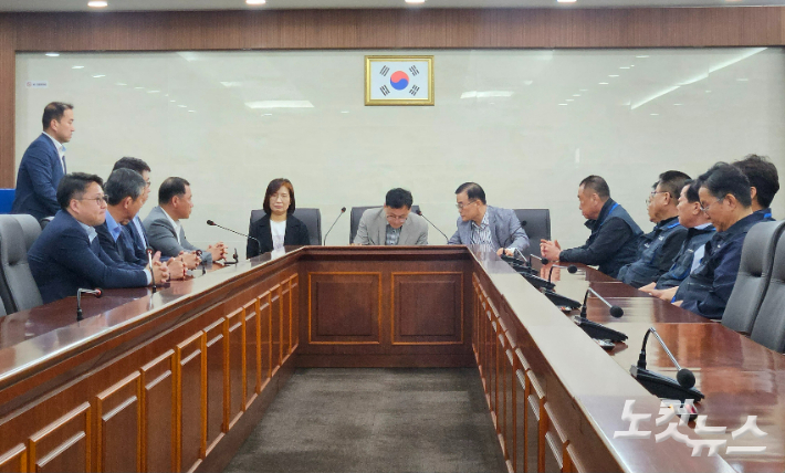 부산 시내버스 노사가 28일 부산 동구 부산버스조합 5층 회의실에서 사후 조정회의를 열고 임금·단체협약 조정안에 합의했다. 김혜민 기자 