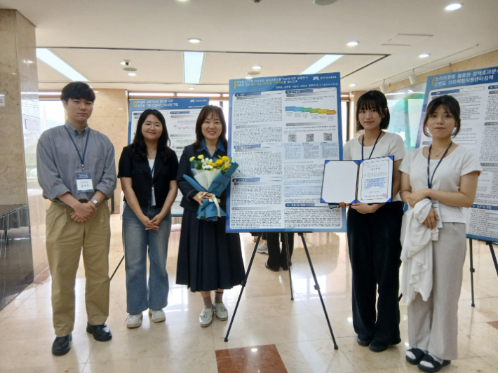 한기대 전건우·이은지 학생, 이혜은 교수, 황현아·김하윤 학생(왼쪽부터). 한기대 제공