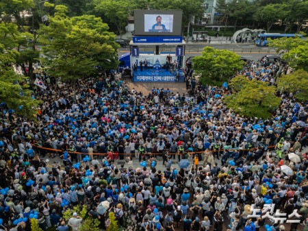 이재명 더불어민주당 대선 후보가 28일 서울 광진구 어린이대공원 앞에서 선거 유세를 하고 있다.