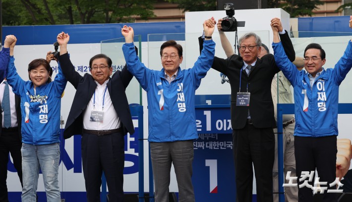 더불어민주당 이재명 대선후보가 28일 서울 광진구 능동로 어린이대공원 정문 앞에서 열린 서울 광진구?중랑구 집중유세에서 유홍준 교수 등과 함께 지지자들에게 인사하고 있다.