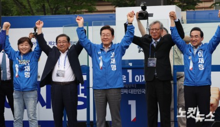 더불어민주당 이재명 대선후보가 28일 서울 광진구 능동로 어린이대공원 정문 앞에서 열린 서울 광진구?중랑구 집중유세에서 유홍준 교수 등과 함께 지지자들에게 인사하고 있다.