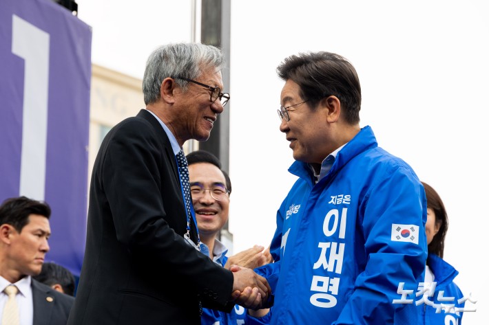 이재명 더불어민주당 대선 후보가 28일 서울 광진구 어린이대공원 앞에서 열린 유세에서 유홍준 교수와 인사를 나누고 있다. 20250528