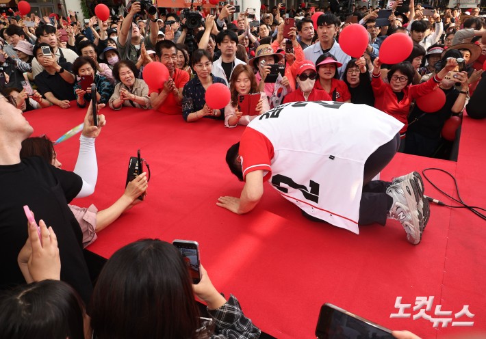 김문수 국민의힘 대선후보가 28일 경북 경산시 경산공설시장에서 시민들에게 큰 절을 하고 있다.