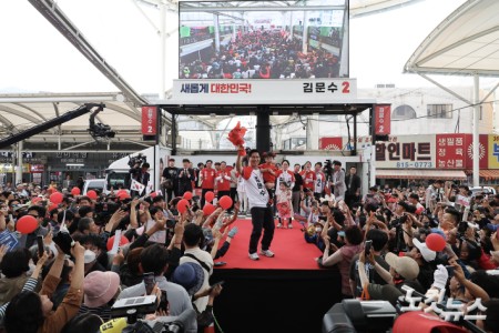 김문수 국민의힘 대선 후보가 28일 오후 충남 경북 경산시 경산공설시장에서 열린 유세에서 지지자들에게 인사하고 있다. 20250528