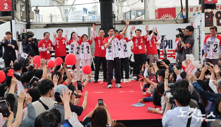 김문수 국민의힘 대선 후보가 28일 오후 충남 경북 경산시 경산공설시장에서 열린 유세에서 지지를 호소하고 있다. 20250528