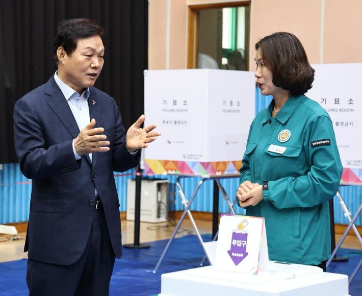 박완수 지사 사전투표소 점검. 경남도청 제공 