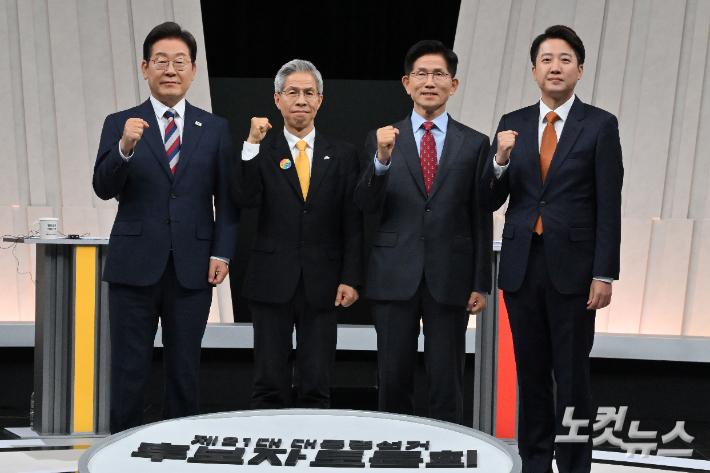 민주당 이재명(왼쪽부터), 민주노동당 권영국, 국민의힘 김문수, 개혁신당 이준석 대선 후보가 27일 서울 마포구 상암동 MBC 스튜디오에서 진행된 정치 분야 TV토론회에 앞서 포즈를 취하고 있다. 국회사진기자단