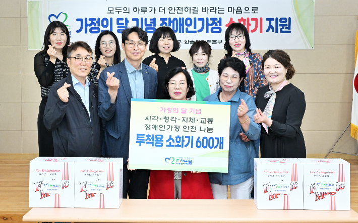 한울본부 강태윤 대외협력처장이 울진군 장애인 가정에 투척용소화기 600개를 전달하고 있다. 한울본부 제공