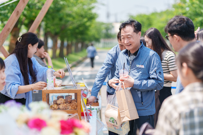 월성본부 정원호 본부장이 팝업스퀘어에서 물품을 구매하고 있다. 월성원자력본부 제공