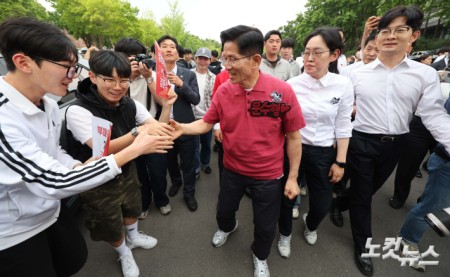 영남대 찾은 김문수 대선 후보