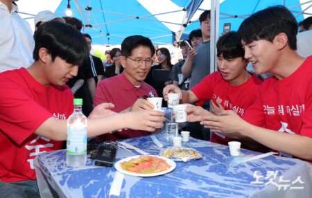 학교 축제 현장 찾은 김문수 후보