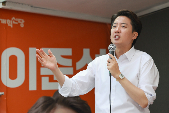개혁신당 이준석 대선 후보가 28일 서울 강남역 일대에서 지지를 호소하고 있다. 연합뉴스
