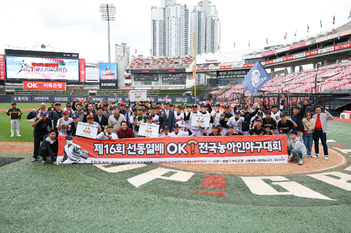 '제16회 선동열배 OK 전국농아인야구대회'에서 선동열 전 야구 대표팀 감독을 비롯한 관계자들이 기념 촬영을 한 모습. OK금융그룹