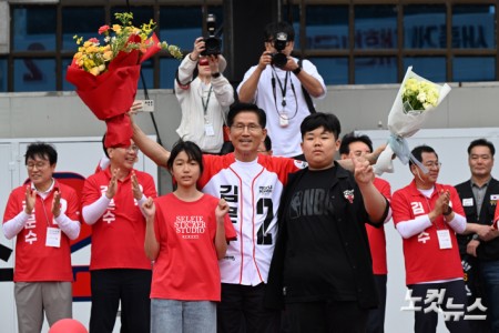 김문수 국민의힘 대선후보가 28일 고향인 경북 영천역에서 열린 집중유세에서 지역 아이들이 준 꽃 다발을 받고 있다.