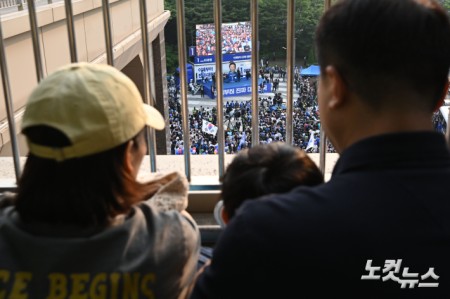 이재명 더불어민주당 대선 후보가 28일 오후 서울 동대문구 왕십리역 광장에서 열린 유세에 참석해 유권자들에게 지지를 호소하고 있다.