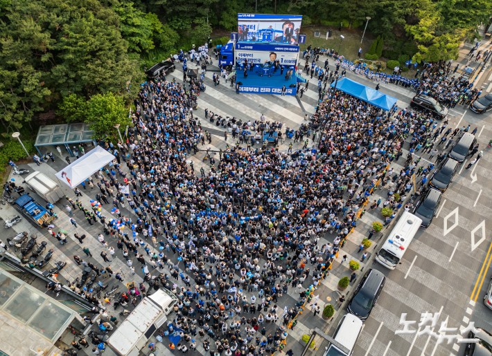 이재명 더불어민주당 후보의 유세가 열리는 28일 오후 서울 성동구 왕십리역 광장 유세장에 지지자들이 운집해 있다.