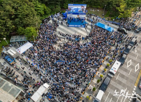 이재명 더불어민주당 후보의 유세가 열리는 28일 오후 서울 성동구 왕십리역 광장 유세장에 지지자들이 운집해 있다.