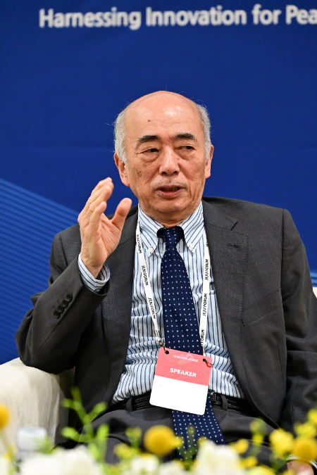 사사에 겐이치로 일본 국제문제연구소 이사장이 28일 제주컨벤션센터에서 취재진과 인터뷰하고 있다. 제주포럼 사무국 제공