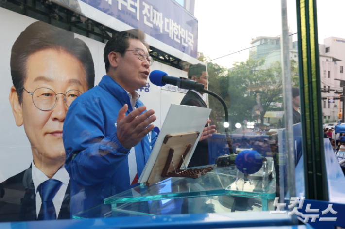 이재명 더불어민주당 대선 후보가 28일 오후 서울 성동구 왕십리역 광장에서 열린 유세에 참석해 유권자들에게 지지를 호소하고 있다. 류영주 기자
