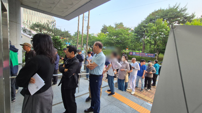 제21대 대선 사전투표가 시작됐다. 전주시 완산구 서신동 서신동주민센터 1층 회의실에 마련된 사전투표소 앞에 새벽부터 유권자들이 대기했다. 심동훈 기자 