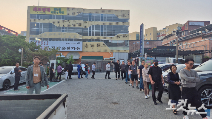 제21대 대선 사전투표 첫날인 29일 오전 6시 5분쯤 광주 북구 양산동 사전투표소에 투표 시작을 기다리는 유권자들로 건물 밖까지 긴 줄이 이어졌다. 한아름 기자