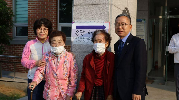 김문수 국회의원(맨우측)이 노모 등과 사전 투표를 마치고 기념촬영했다. 김문수 의원실 제공